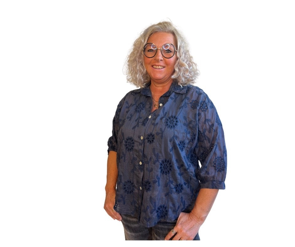 Janne K - Blå skjorte m/ blomster broderi