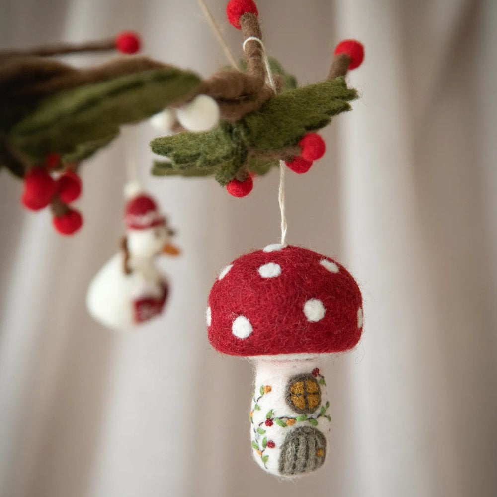 Gry & Sif - Broderet svampehus ophæng