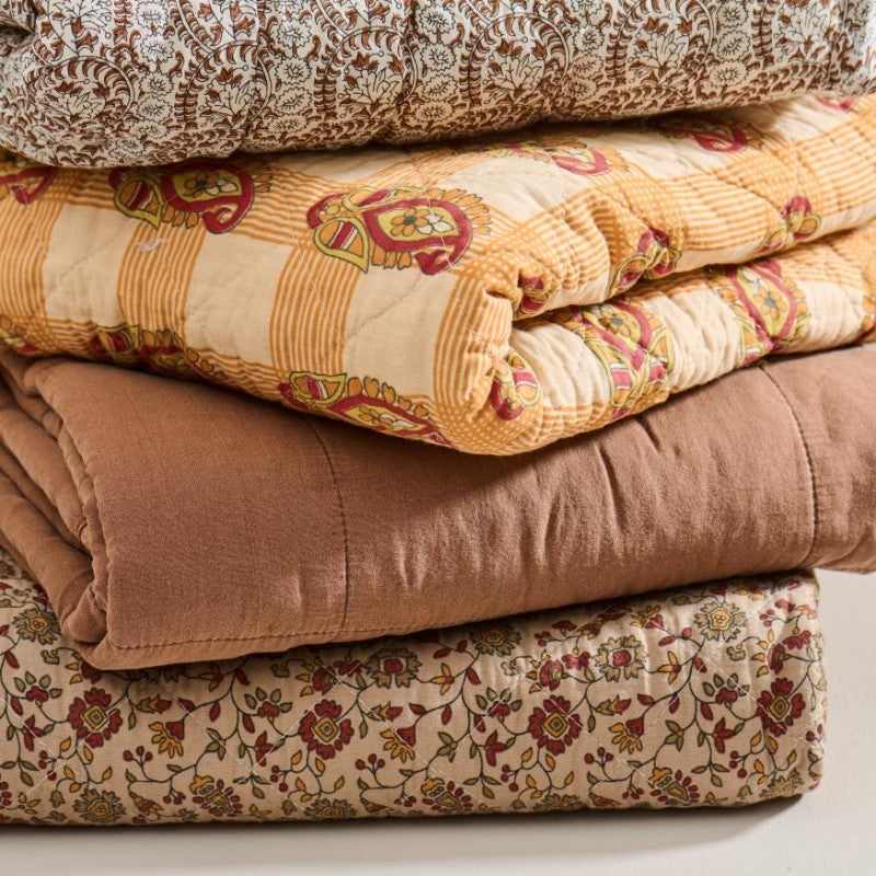 Ib Laursen Quilt brun m/røde, orange og grå blomster