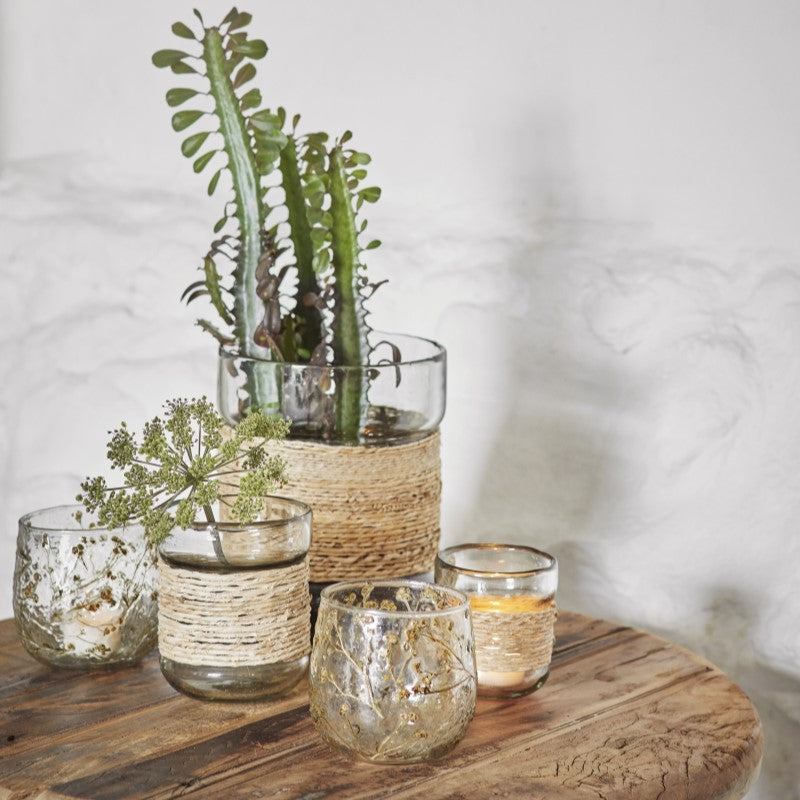 Madam Stoltz - Glas m/ natur snoet bånd H13cm