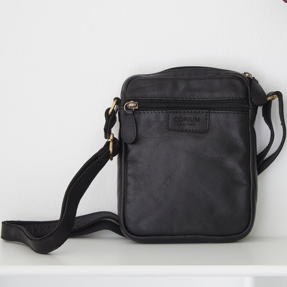 Corium Crossbody - Sort washed skind