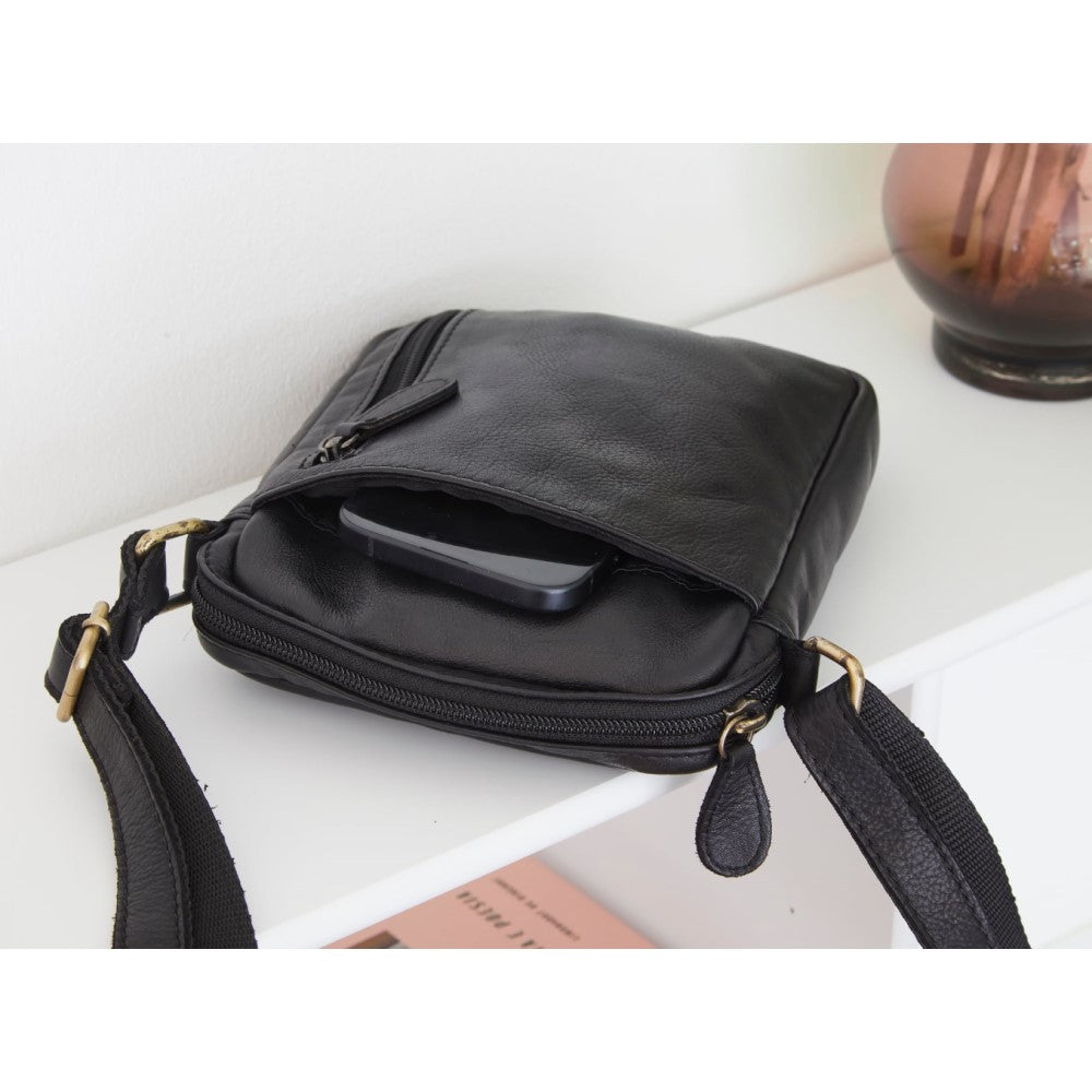 Corium Crossbody - Sort washed skind
