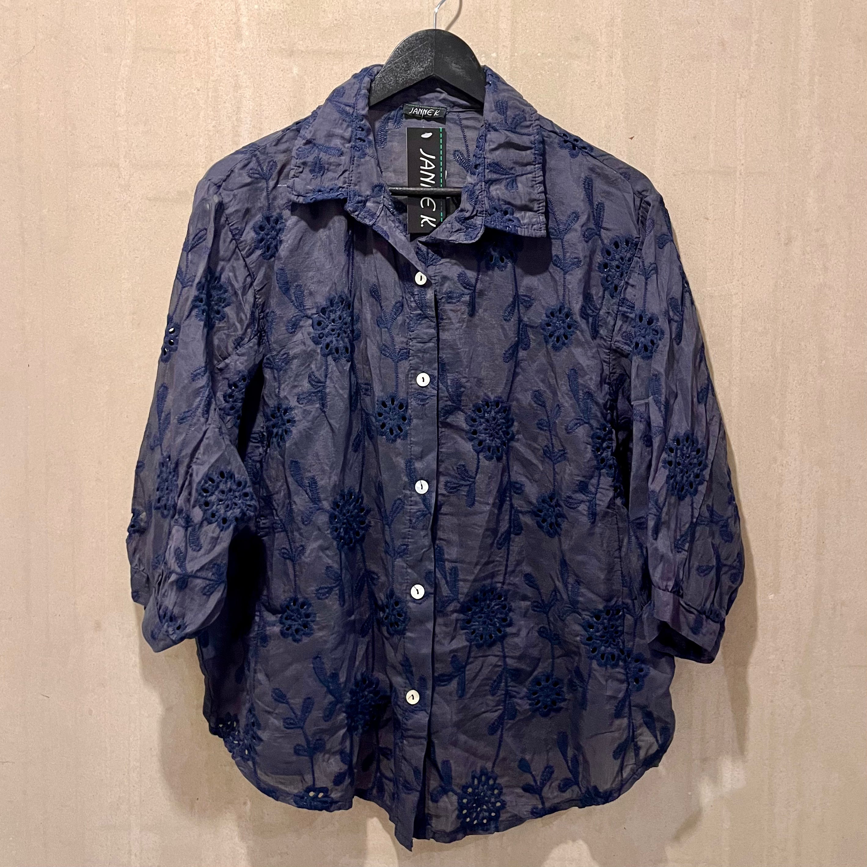 Janne K - Blå skjorte m/ blomster broderi