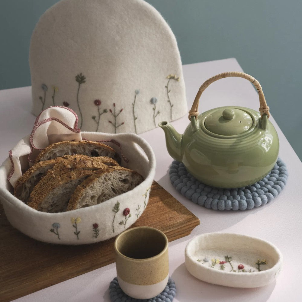 Gry & Sif Brødkurv i filt med yndigt pastelfarvet broderi