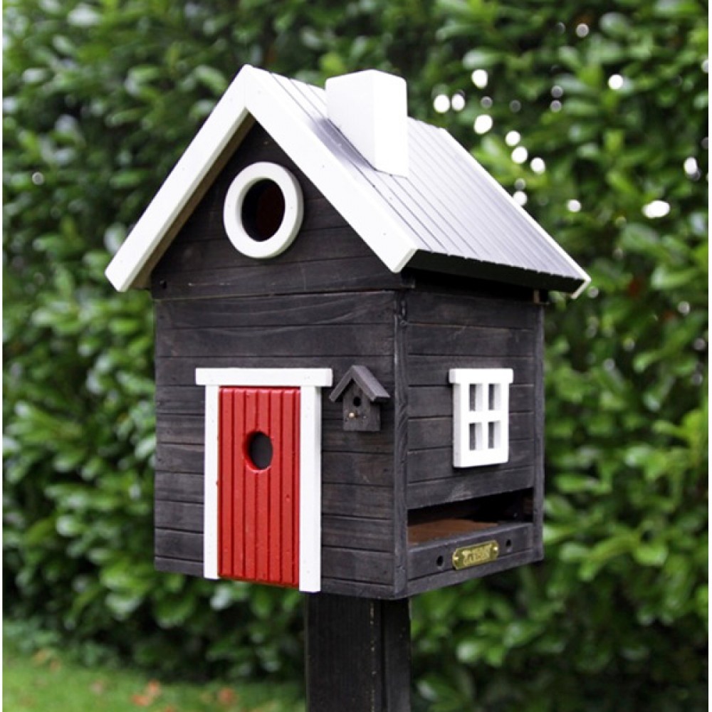 FuglehusWildlifeGardenSortHytte-02